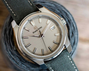 Summer Side-By-Side Initial Review of the Grand Seiko SBGV245 – EscapementSV